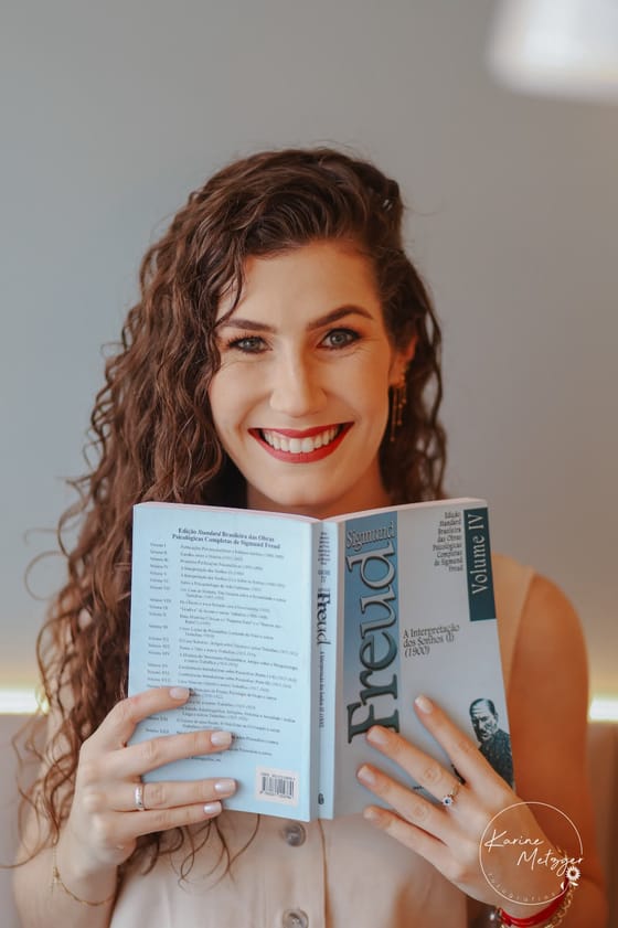 Alexandra Biesdorf com A Interpretação dos Sonhos, de Sigmund Freud