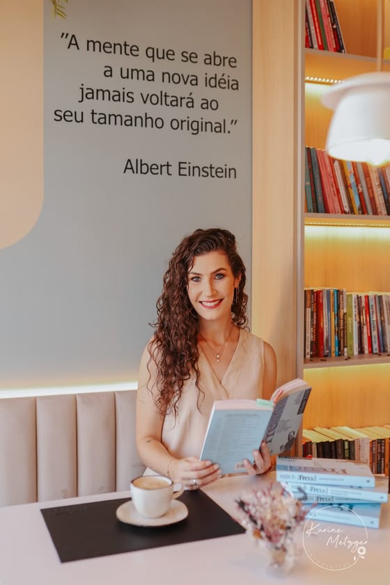 Alexandra Biesdorf estudando obras de Freud em seu consultório