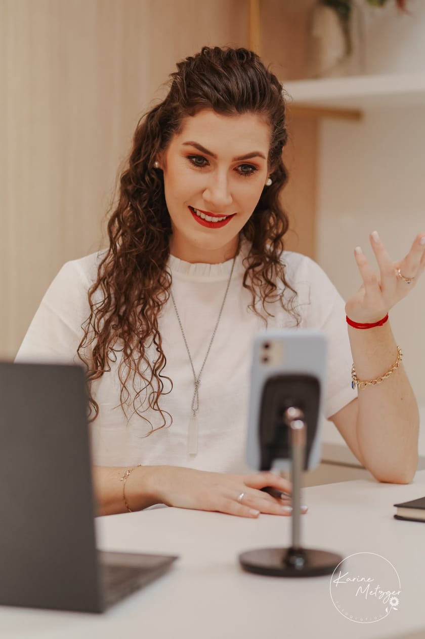 Alexandra Biesdorf em atendimento psicológico online por videochamada